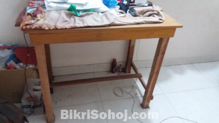 একটি চেয়ার ও টেবিল  বিক্রয় করা হইবে